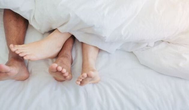 夫妇在床上