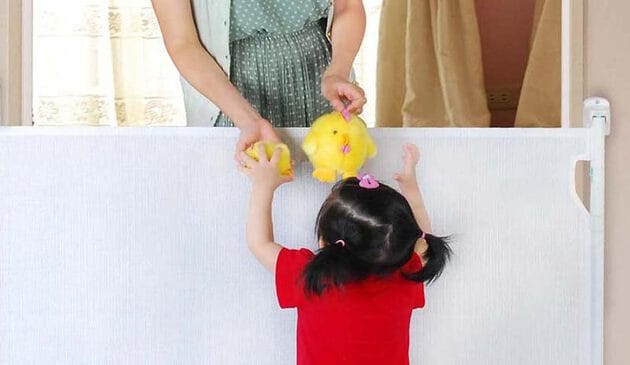 Safetots retractable gate