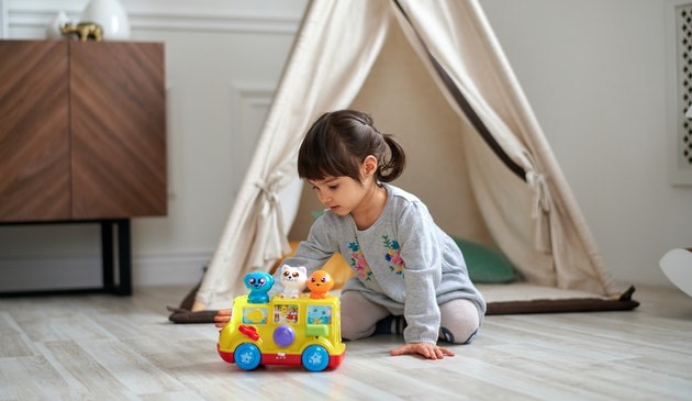 幼儿玩toy